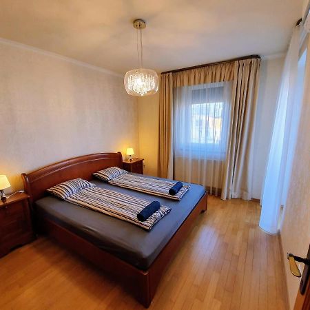 Centrum Apartman With Free Parking Győr Buitenkant foto