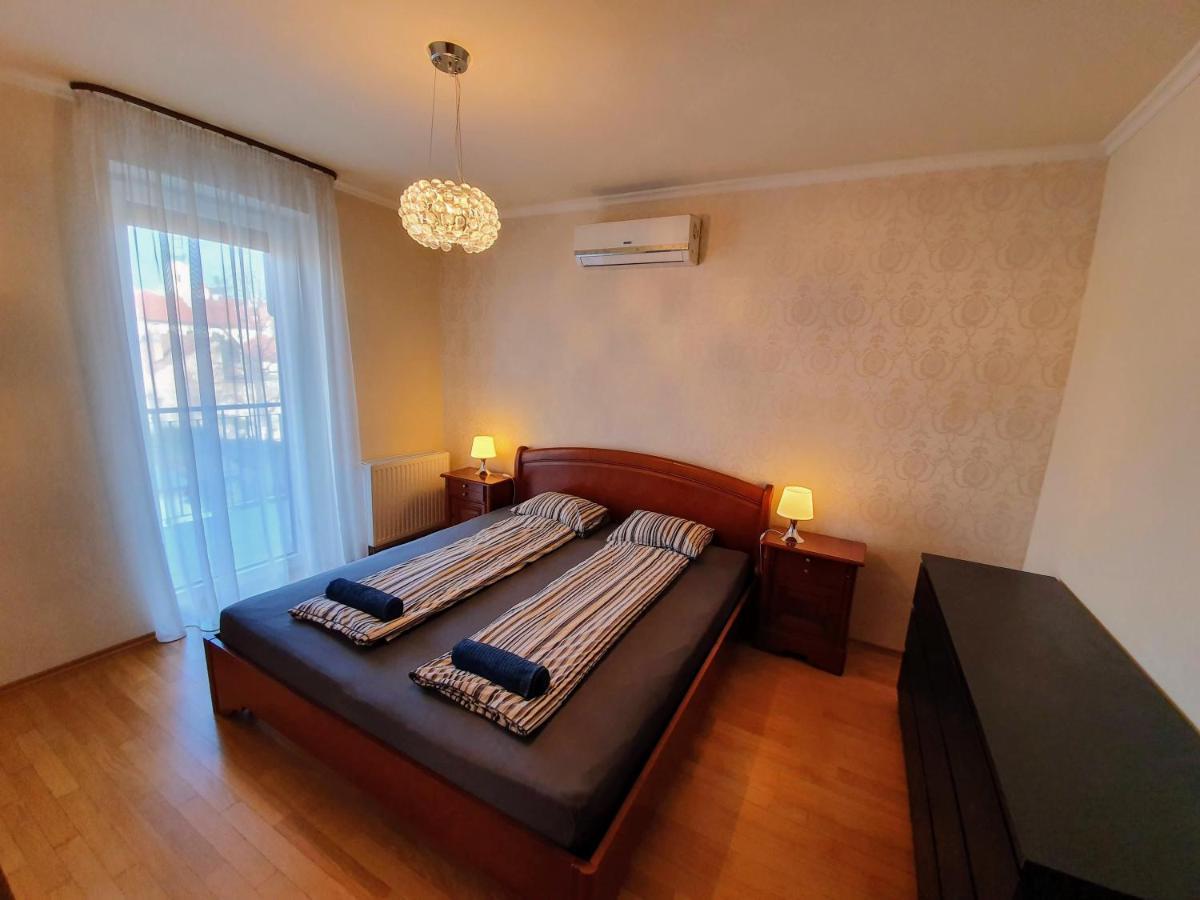 Centrum Apartman With Free Parking Győr Buitenkant foto