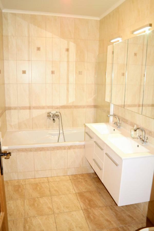 Centrum Apartman With Free Parking Győr Buitenkant foto
